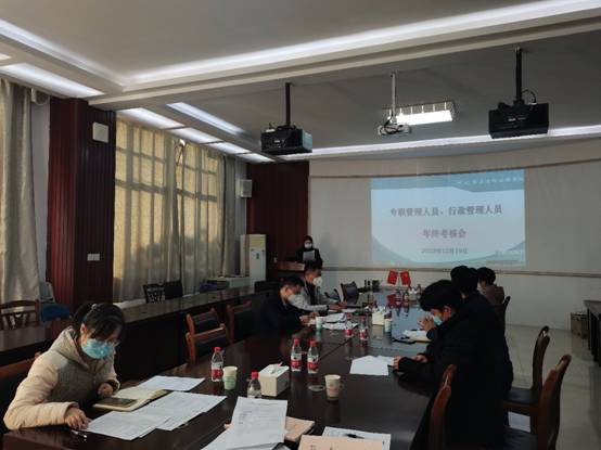 人们在看台上的人在房间里低可信度描述已自动生成